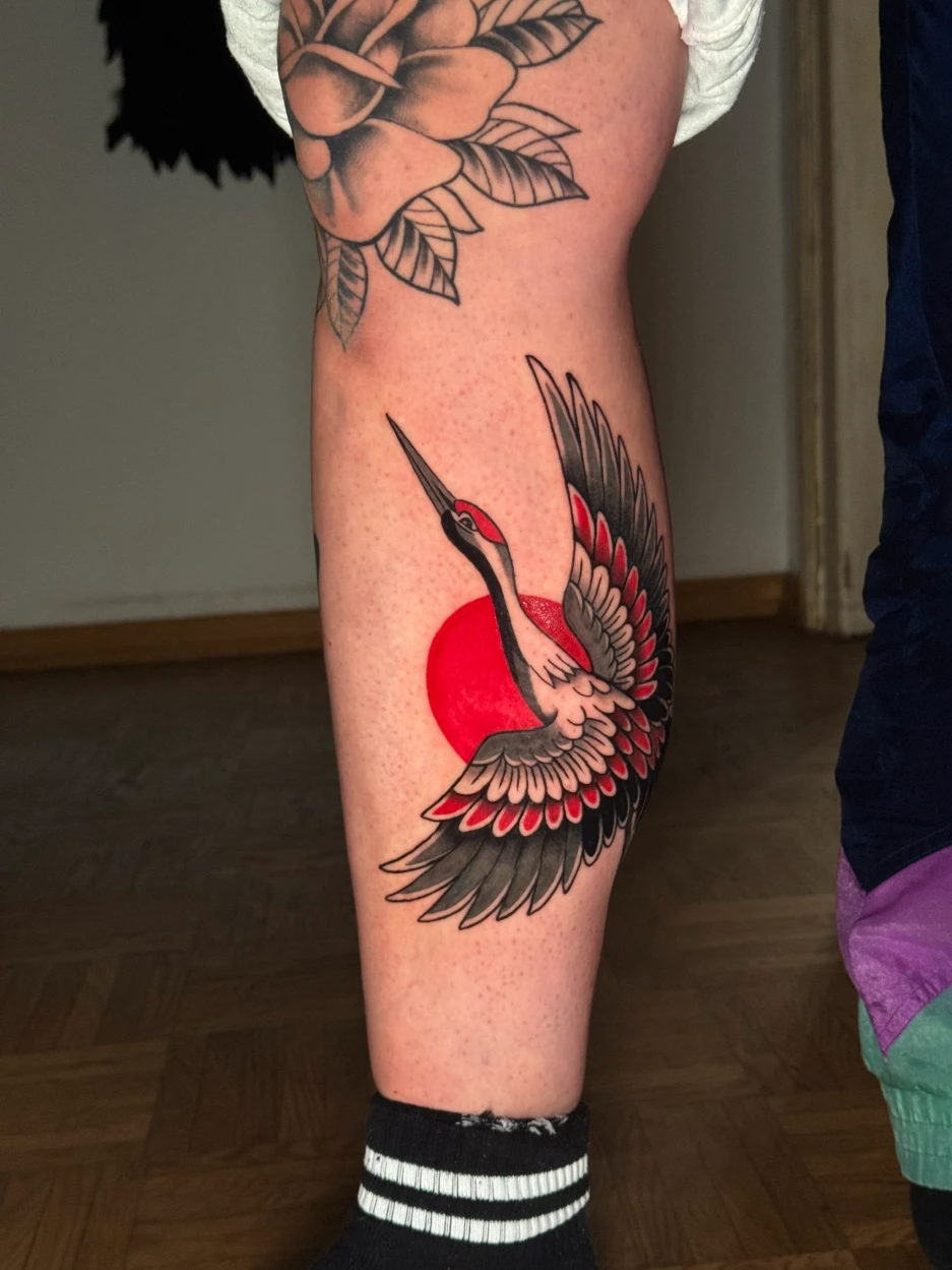 Oldschool tattoo of a crane with red sun on the forearm - Traditional Tattoo in Munich at Tattooine Sayagata