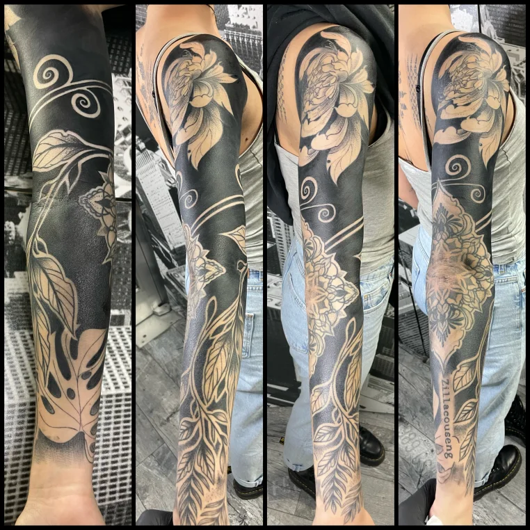 Blackwork Tattoo mit Negativraum-Motiven am Arm - grafischer Blackwork Stil in München bei Tattooine Sayagata