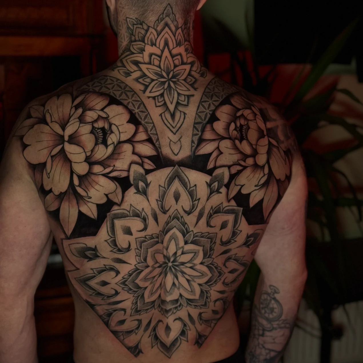 Großes Mandala- und Ornament-Tattoo auf dem Rücken - Geometric Backpiece in München bei Tattooine Sayagata