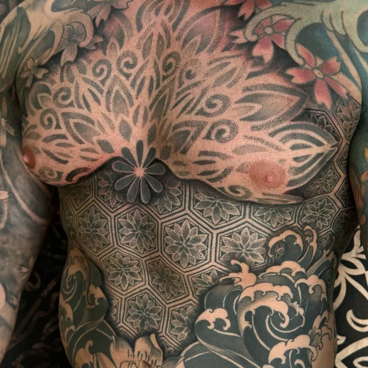 Großes Mandala - und Ornament-Tattoo auf dem Bauch - Geometric Backpiece in München bei Tattooine Sayagata